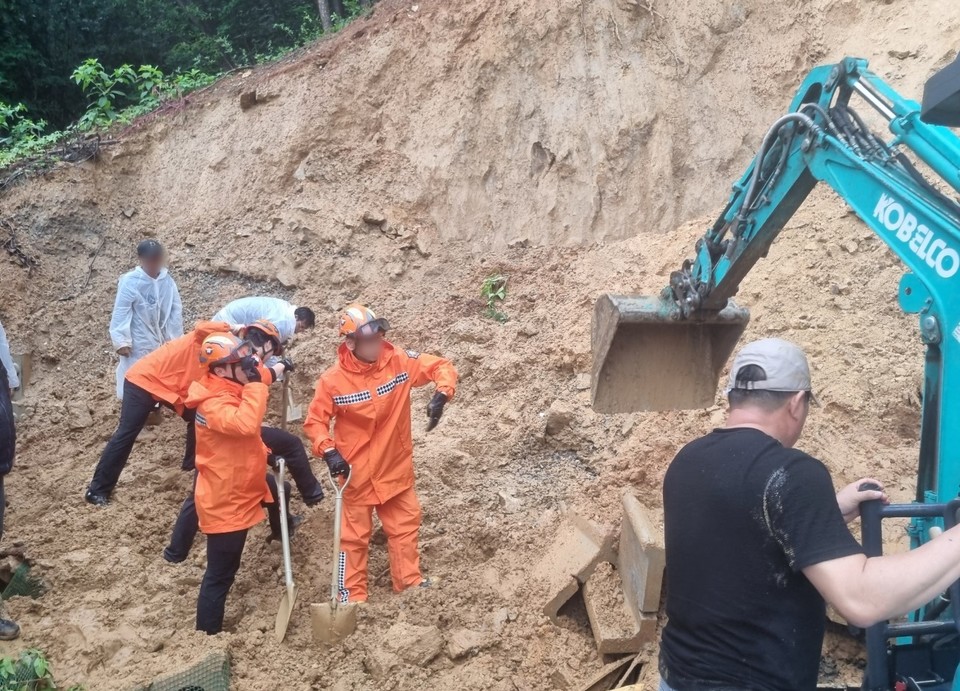 지난 8일 오전 옥천군 옥천읍 한 주택 뒤 산 비탈면에서 50대 남성의 매몰 추정 신고가 접수돼 소방당국이 수색 작업을 하고 있다. 사진=옥천소방서 제공.