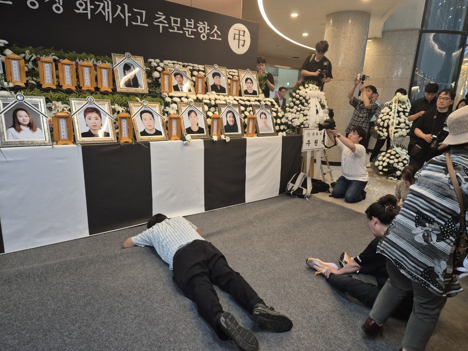 지난 24일 발생한 아리셀 화재 참사로 목숨을 잃은 희생자 유가족이 화성시청에 마련된 임시 분향소 앞에서 절규하고 있다. (사진=김남균 기자)