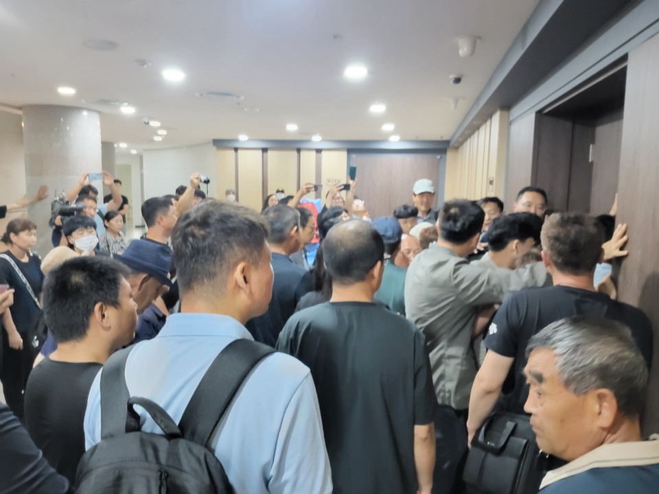 시장실 앞에서 농성중인 아리셀참사 희생자 유가족. 9일 화성시청이 아리셀참사 유가족 지원 중단 시점을 통보한 가운데, 유가족대책위는 “시 고위관계자가 회사가 비용을 부담한다는 합의서를 받아오라고 했다”며 크게 반발했다. (사진=유가족협의회 제공)