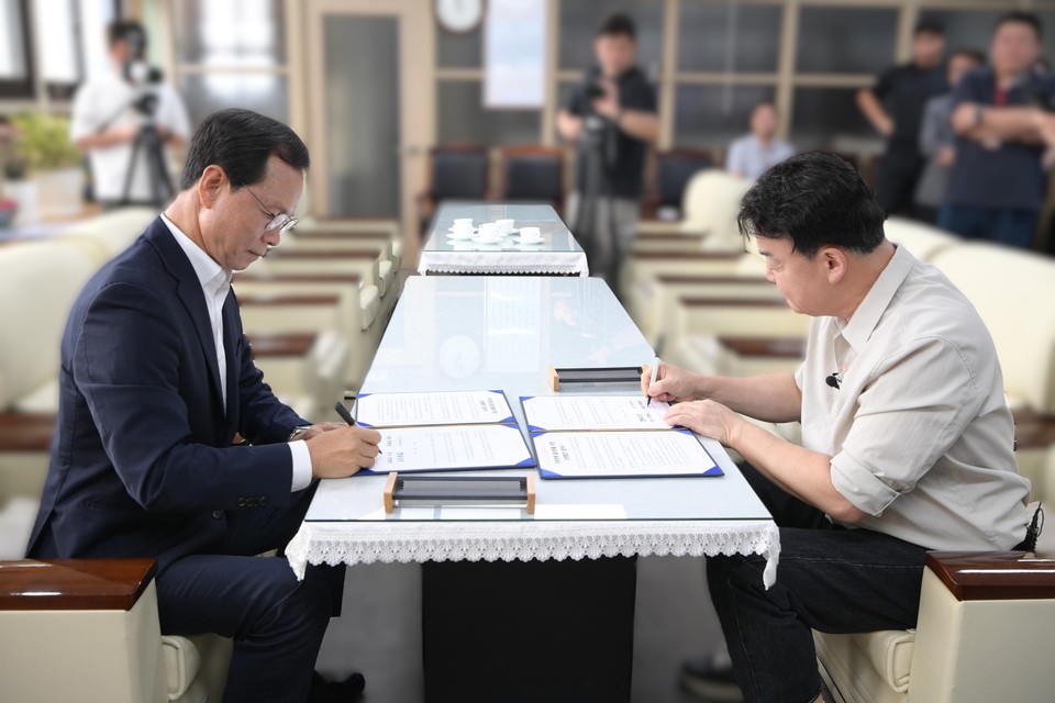 11일 조병옥 음성군수와 백종원 더본코리아 대표가 협약서에 서명하고 있다.
