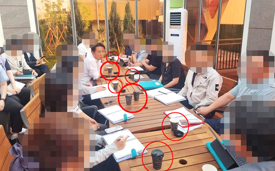 김영환 충북도지사와 충북도청 공무원이 회의를 진행하는 가운데 각자의 자리에 1회용 테이크아웃 커피잔이 놓여 있다. 충북도는 국무총리 훈령과 자체 조례에 따라 직원들에게 1회용기와 플라스틱 테이크아웃 용기에 담긴 음료반입을 금지하고 있다.