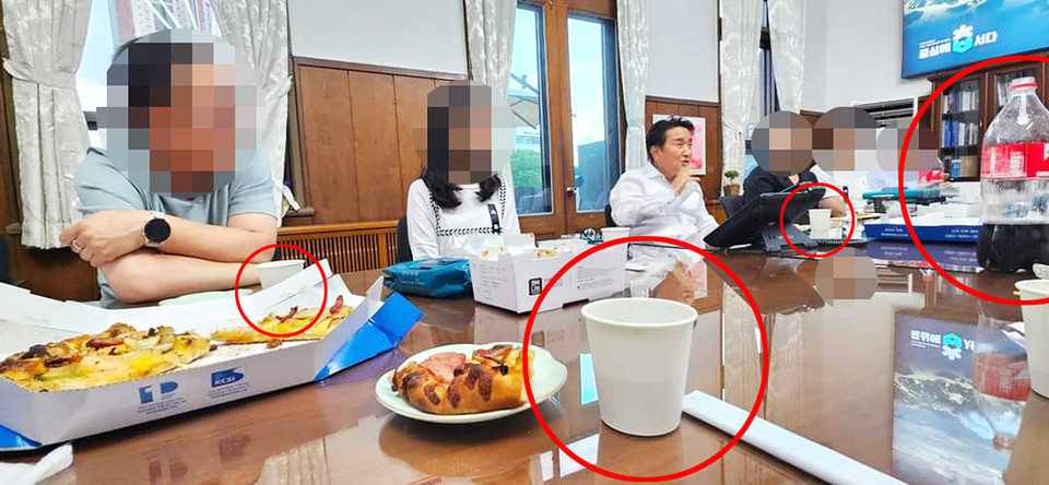 김영환 충북지사 앞에 놓인 종이컵과 음료 페트병. 충북도는 국무총리 훈령과 자체 조례에 따라 도 청사에 해당 물품 반임을 제한하고 있다.