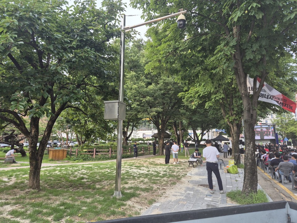 충북도청 정문 오른쪽 풍경.  이곳에는 수십년 된 수목들이 여름이면 도민에게 시원한 그늘을 제공하며 쉼터 역할을 하고 있다.  충북도가 현재 본관 중앙에 설치도 있는 정문과 진출입로를 오른쪽으로 이전 할 계획이다. (사진=김남균 기자)