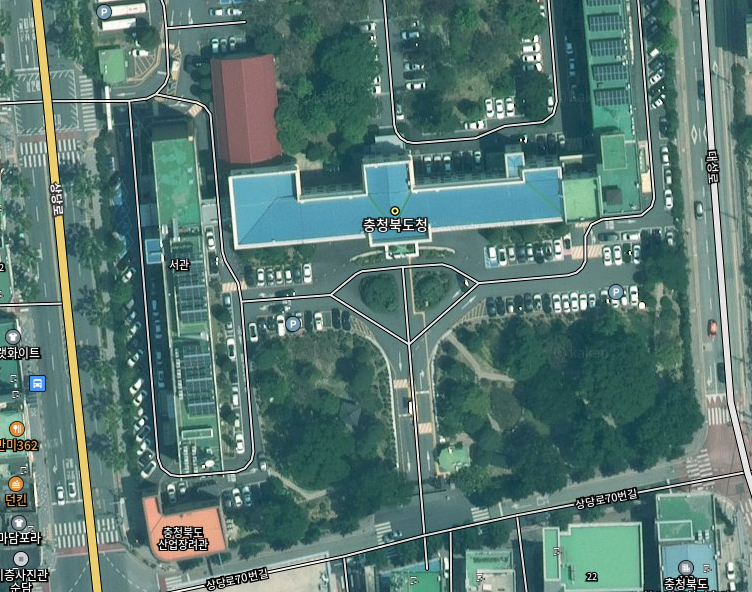 2020년에 촬영된 충북도청 항공사진. 정문을 기준으로 좌우에 수십년된 수목들이 즐비하게 늘어서 있다.