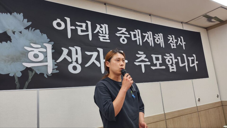 참사 피해 유가족이 또 다른 유가족을 추모하고 위로하는 세상은 언제 중단될까? 13일 아리셀화재 참사 고 김병철씨를 추모하는 자리에 오송참사 희생자 유가족 이중훈씨가 참석해 유가족을 위로하고 있다. (사진=민주노총 김순자 국장)