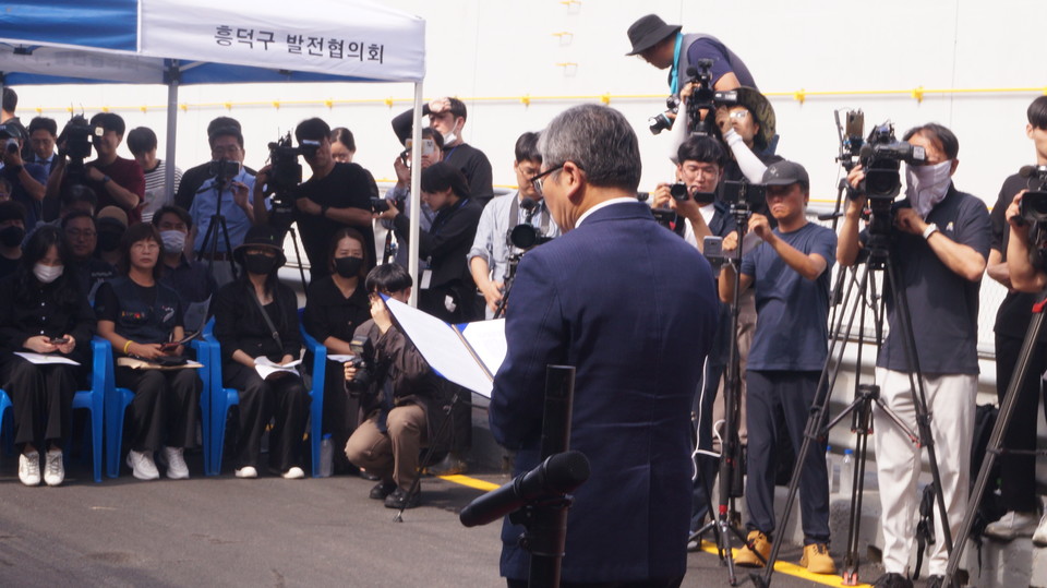 오송참사시민대책위 홍성학 공동대표가 발언을 통해 참사 피해자들에게 진상규명을 위한 '기억과 다짐'의 뜻을 전하고 있다.