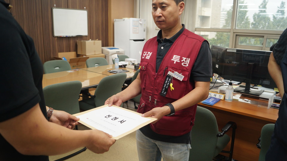 LG화학·에너지솔루션노조 오찬교 지회장이 청주고용지청에 사측의 교섭 해태를 규탄하는 진정서를 전달했다.