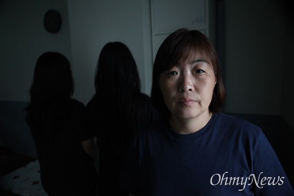 ▲ 아리셀 참사로 남편 고 김병철(52)씨를 잃은 최현주(53) 충북인뉴스 기자, 그의 딸 김민정(23)씨, 김소혜(20) (오른쪽부터).