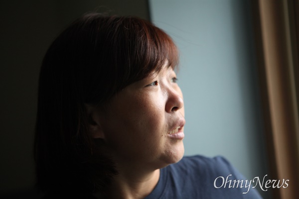 ▲ 아리셀 참사로 남편 고 김병철(52)씨를 잃은 최현주(53) 충북인뉴스 기자. 최 기자는 오송 지하차도 참사, 외국인 노동자 산재사망 등 참사를 취재해온 기자다.