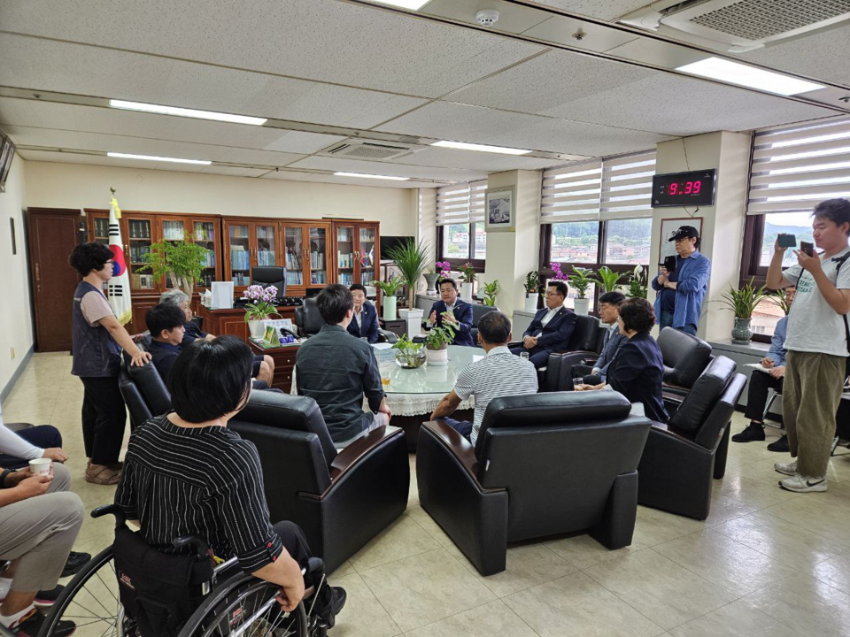 음성노동자권리찾기사업단 꿈틀(이하 사업단), 음성민중연대, 비정규직없는충북만들기운동본부가 22일 음성군의회 면담을 통해 생활임금 주민발의안 부결에 대한 책임을 물었다. (사진=꿈틀사업단)