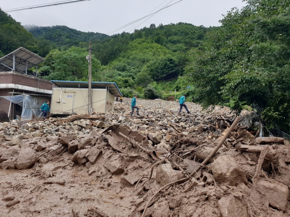 집중호우로 인해 산사태가 발생한 옥천군 이원면 원동리 현장. (사진=옥천군)