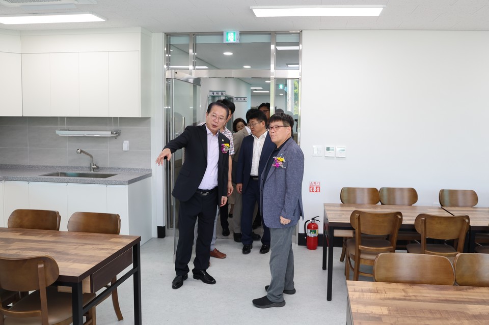 송인헌 괴산군수가 외국인 근로자 기숙사를 둘러보고 있다. (괴산군 제공)  