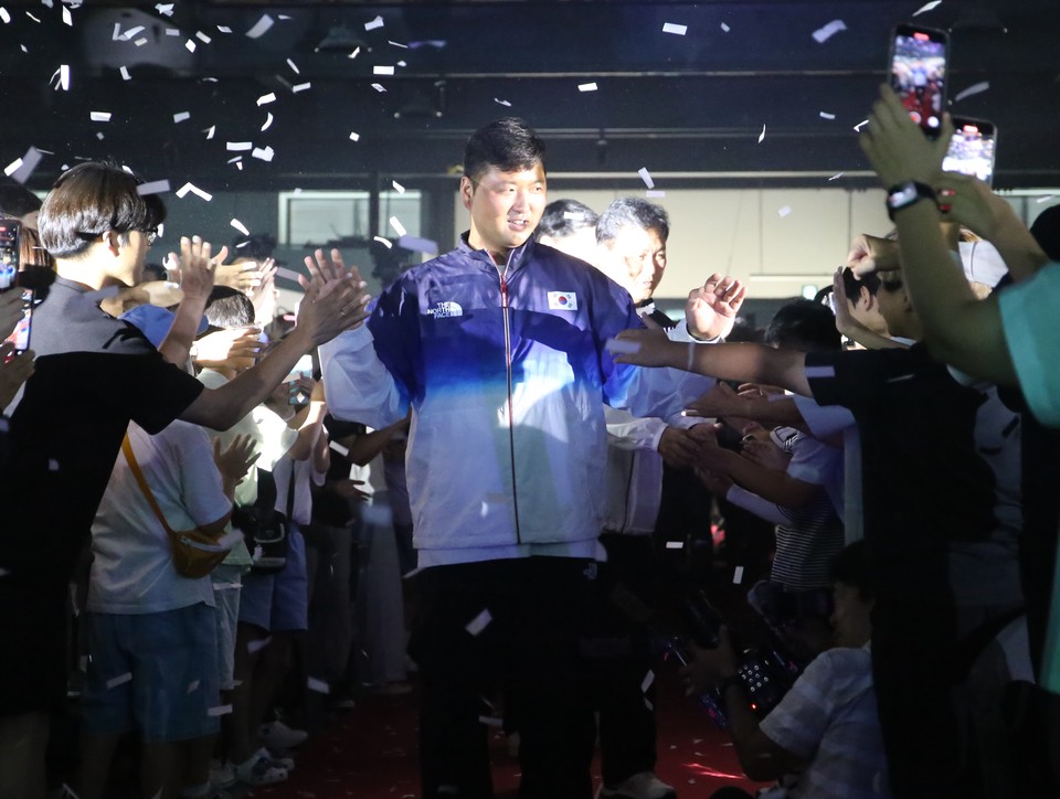 8일 오전 충북 청주시 동부창고 6동에서 열린 2024 파리올림픽 양궁선수단 환영식에서 김우진 선수가 입장하고 있다. 사진=뉴시스.