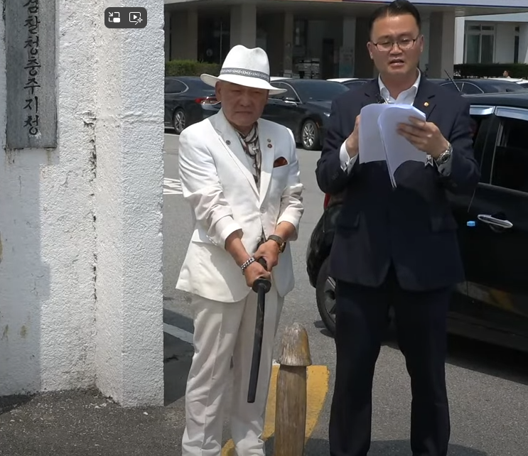 2023년 7월 애국국민운동연합 오천도(왼쪽) 대표가 충주지원 앞에서 가해자 엄중처벌을 촉구하는 기자회견을 진행하고 있다.