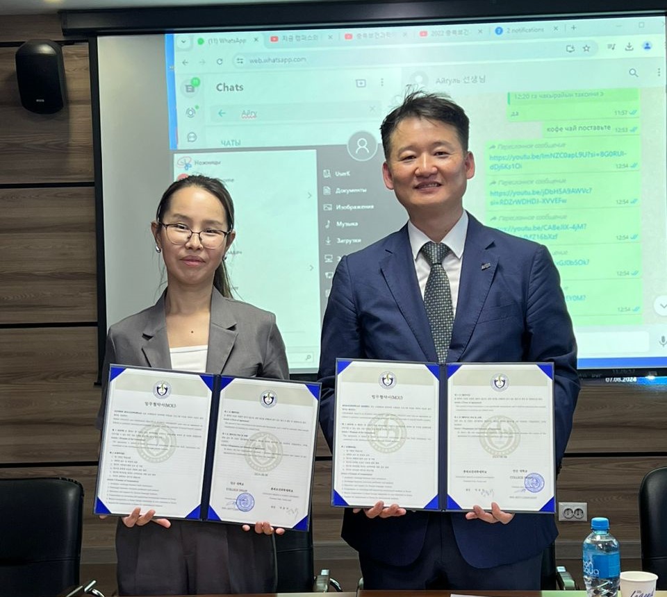 충북보건과학대 유영오 국제협력실장(오른쪽)과 키르기스스탄 인산대학 관계자가 업무협약을 맺고 기념사진을 찍고 있다. 사진=충북보과대 제공.