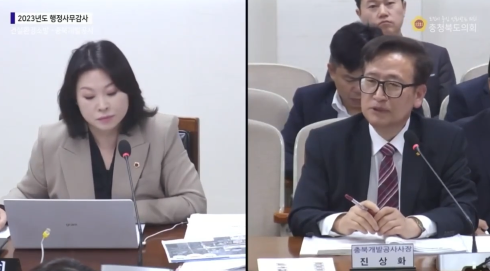 지난 해 행정사무감사 장면. 박진희(왼쪽) 도의원은 진상화 사장에게 사직대로 공원화사업 사전 타당성 조사용역의 적법상을 따져 물었다.