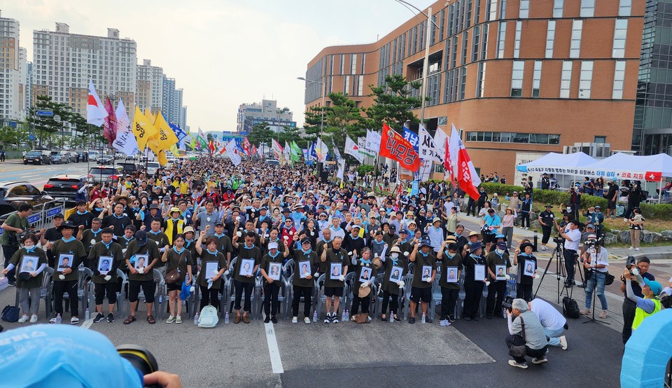 17일 화성시청 앞에서 3000여명의 아리셀 희망버스 참가자들이 모였다. 이들은 참사의 진상규명과 재발방지대책마련을 촉구했다. (사진=이종은 기자)