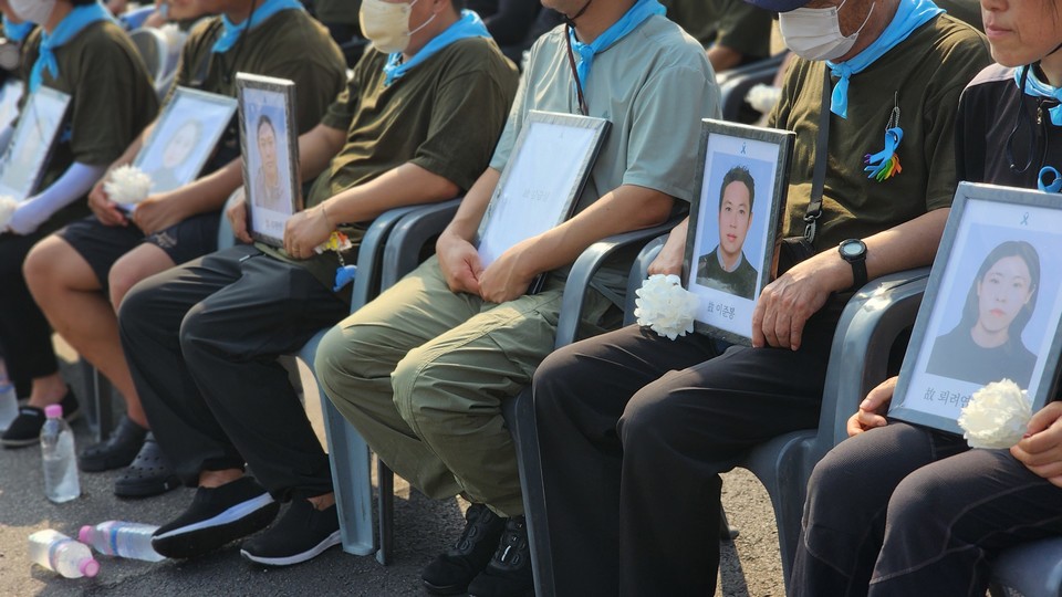 아리셀화재참사 유가족들에 고인의 영정을 안고 있다.