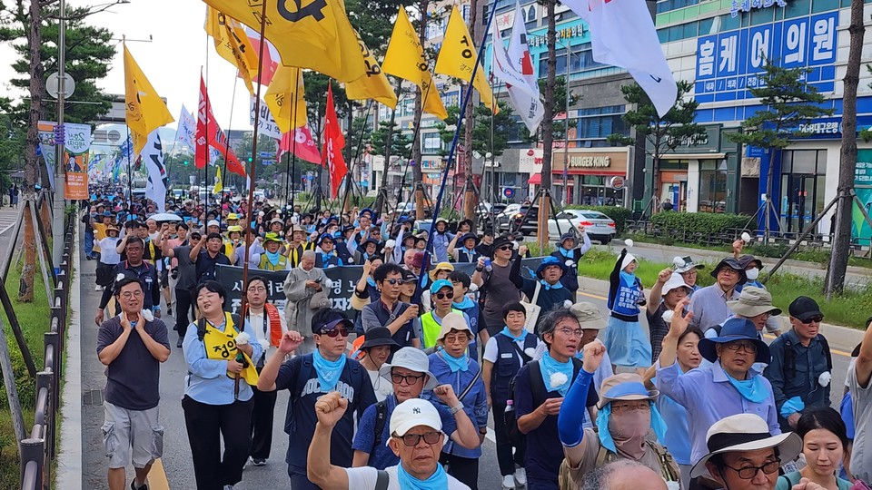 아리셀 희망버스 참가자들이 '아리셀 박순관을 구속하라' 구호를 외치고 있다.