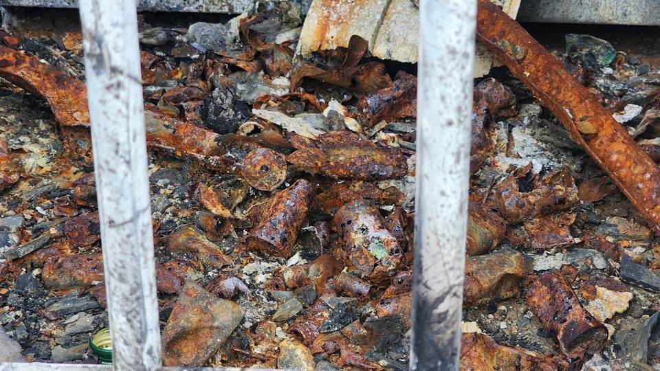 공장 담장 너머 전지 잔해가 남아있다.