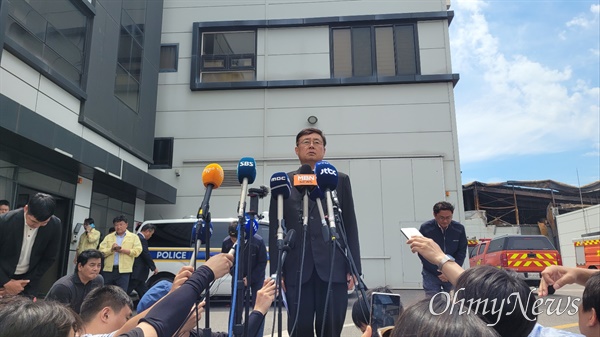 지난달 11일 대국민 사과를 진행한 박순관 아리셀 대표는 정작 유가족들에게는 진정성있는 사과는 커녕 협상에도 나서지 않고 있다. 김앤장 법무법인에 사태해결을 맡기고 나타나지 않고 있는 박순관 대표는 아들 박중언 본부장과 함께 23일 구속영장이 청구됐다. 사진=오마이뉴스 제공.