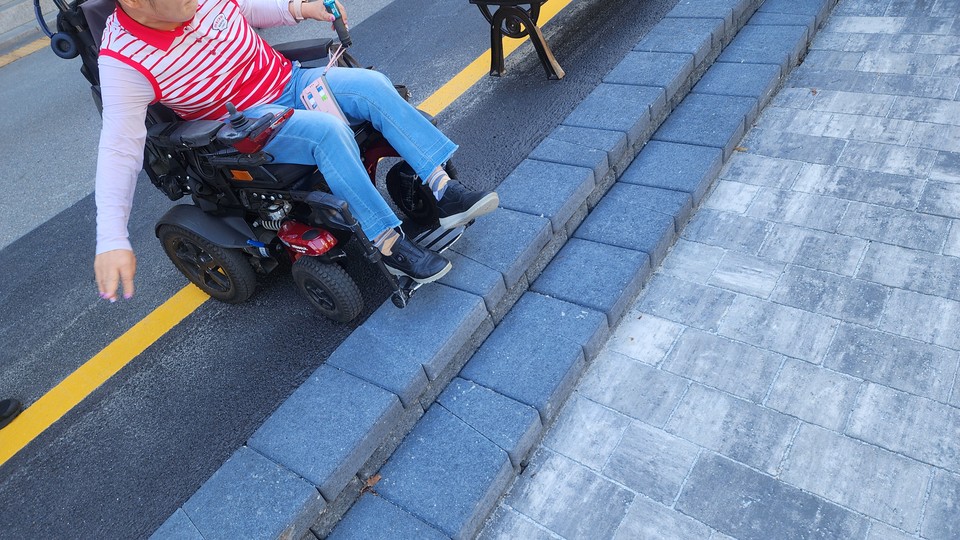 계단의 위험성을 설명하는 이선희 씨.