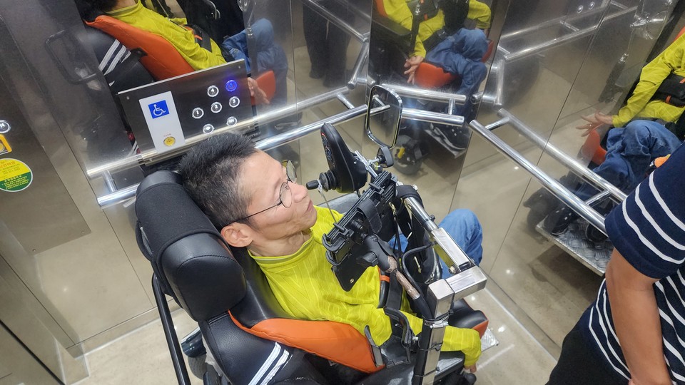 동관 옥상 하늘정원으로 향하는 엘리베이터 내부.