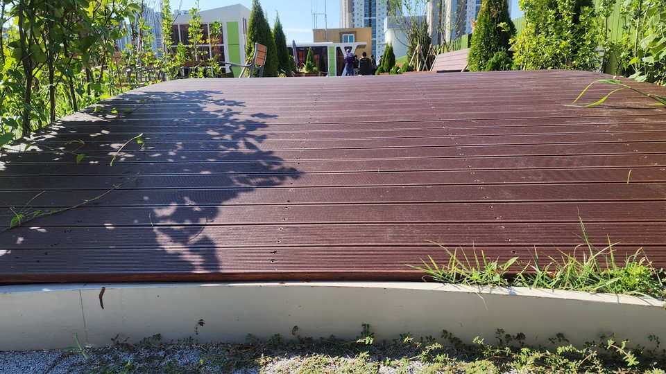 구름다리 건너편 5cm 가량의 턱.