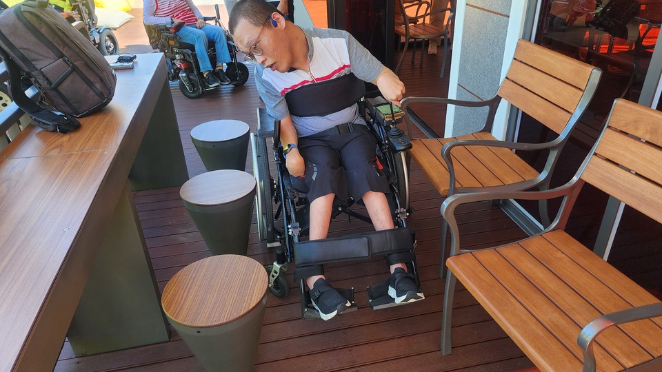 휴식공간 앞 좌측 테이블과 의자가 고정되어 있어서 휠체어가 진입할 수 없었다.