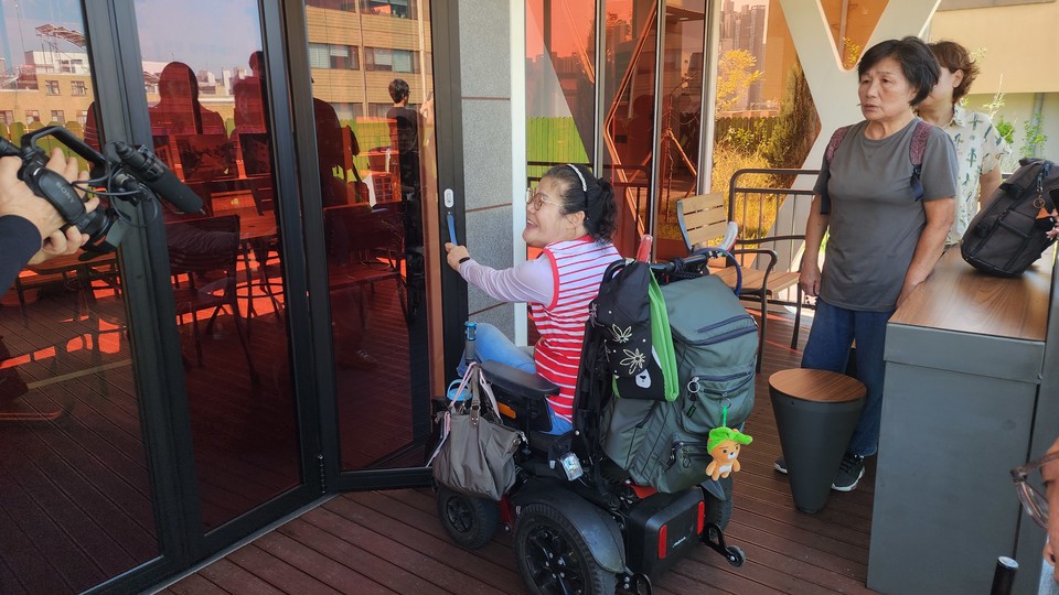 이선희 씨가 휴식공간인 'Tea-하우스'를 이용하려 해도 혼자선 문조차 열 수 없다. 접이식 문을 열기 위해선 내부에 들어가야 하는데 손잡이를 당기자 바퀴에 걸렸다.