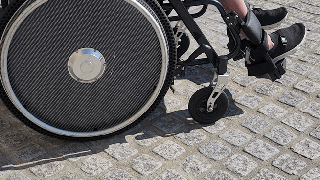 수·전동 겸용 휠체어를 탄 박병준 씨가 자연석 도로를 이동하고 있다 .