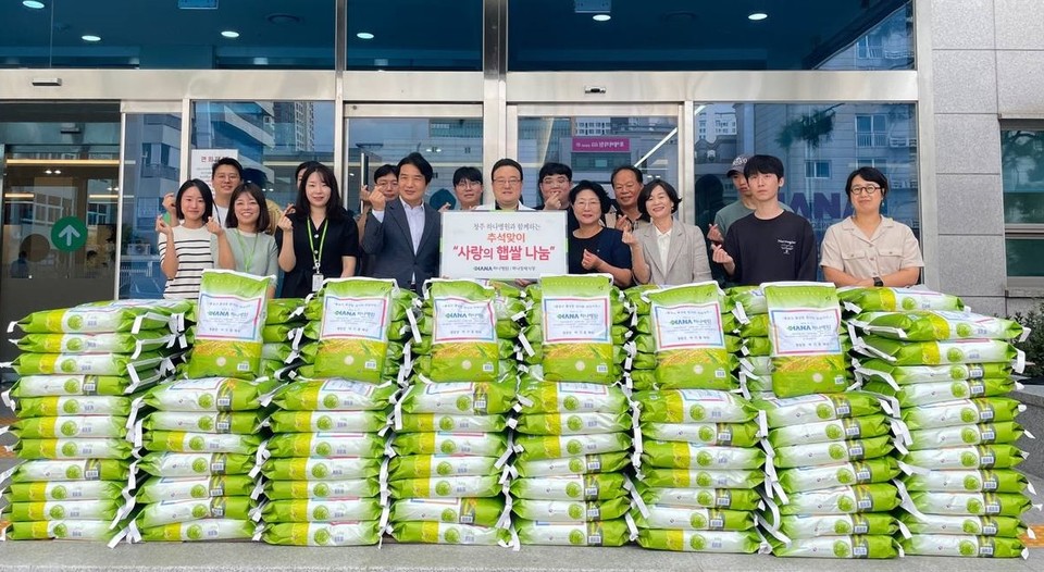 박기홍 하나병원장(가운데 흰 가운)이 5일 하나병원 정문 앞에서 사랑의 쌀나눔 행사를 진행하고 있다.