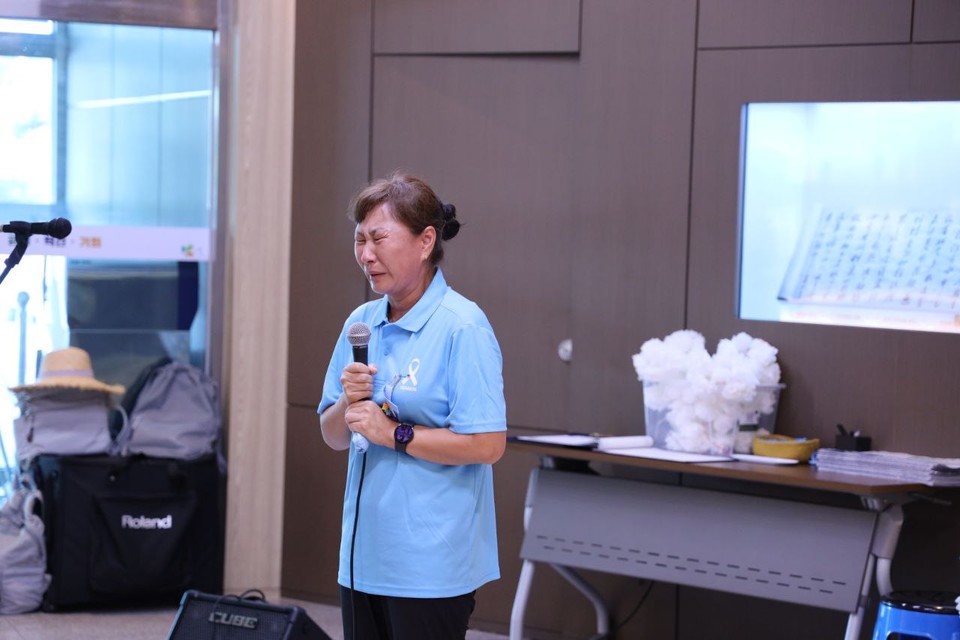 17일 경기도 화성시청에 마련된 분향소에서 아리셀중대재해참사로 가족을 읽은 유가족과 대책위, 종교인들이 모여 차례대신 추모제를 진행했다.