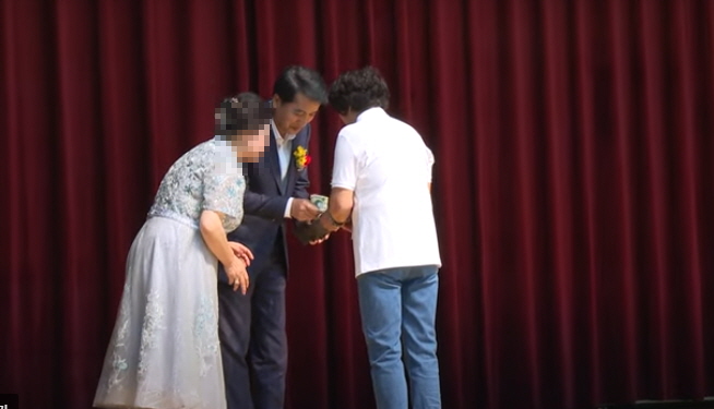 최재형 보은군수가 지갑에서 현금 5만원권 2매를 꺼내 가위바위보 우승자에게 전달하는 장면 (출처 : K-LifeTV 유튜브 갈무리)