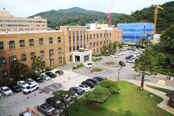 1937년 완공된 충북도청사는 당시 친일파 민영은 소유 토지에, 중추원 참의까지 오른 또 다른 친일파 김원근이 1만5000원을 기부해 지어졌다.