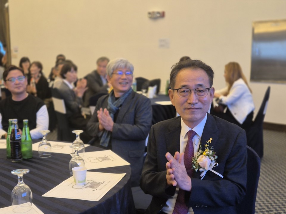 김상열(오른쪽) 전 충북공고 교사. (사진=김남균 기자)