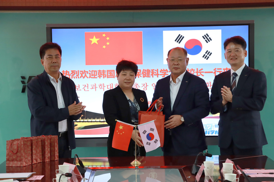 박용석 충북보과대 총장(오른쪽 두번째)과 차이셔로우 창저우 의대 총장(왼쪽 두번째)이 지난달 25일 업무협약을 맺고 있다.