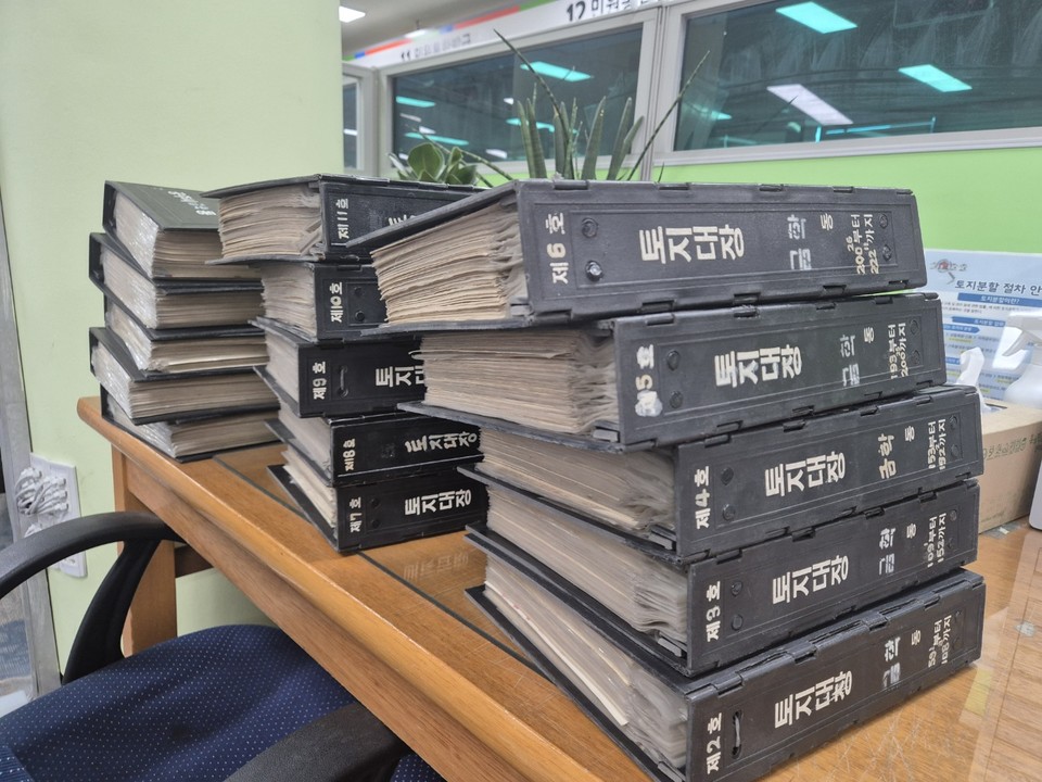 필자가 지난 2일 열람한 충청남도 공주시 금학동 구 토지대장및 임야대장 (사진=김남균 기자)