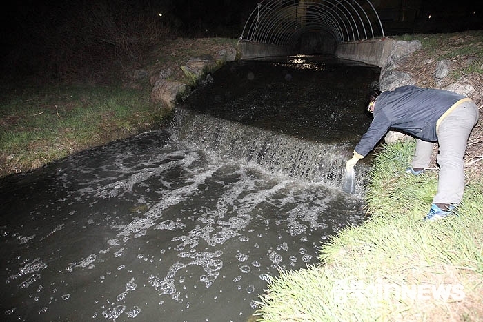 2017년 충북도 음성군이 운영하는 금왕하수처리장에서 처리되지 않은 오폐수를 무단 방류해 물의를 일으켰다. 사진은 무단방류된 물이 금왕하수처리장을 흘러나와 하천에 유입되는 장면
