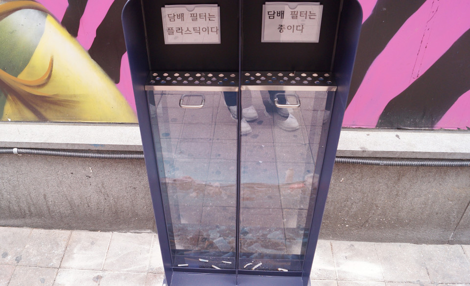 8일 오전에 설치된 다이소 인근 골목에 설치된 수거함. 시민들이 담배꽁초를 버려놓은 모습. (사진=이종은 기자)