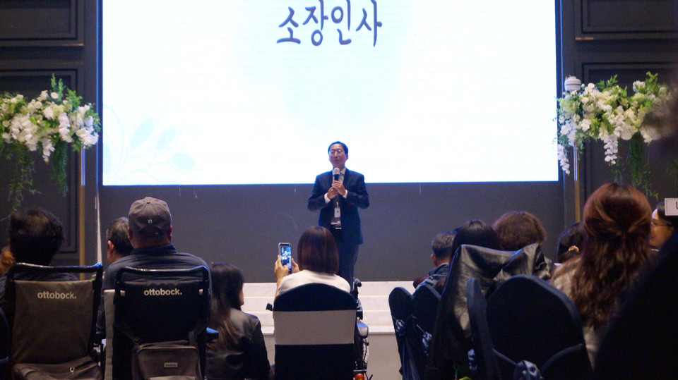 송상호 대표가 참석자들을 소개하면서 인삿말을 전하고 있다. 