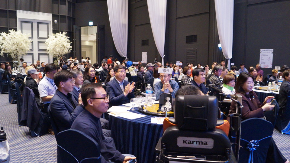 참석자들이 행사장을 가득 메웠다. 