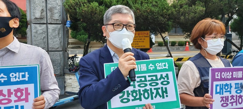 홍성학 (가운데)대학무상화·평준화국민운동본부 상임공동대표(사진 : 충북인뉴스DB)