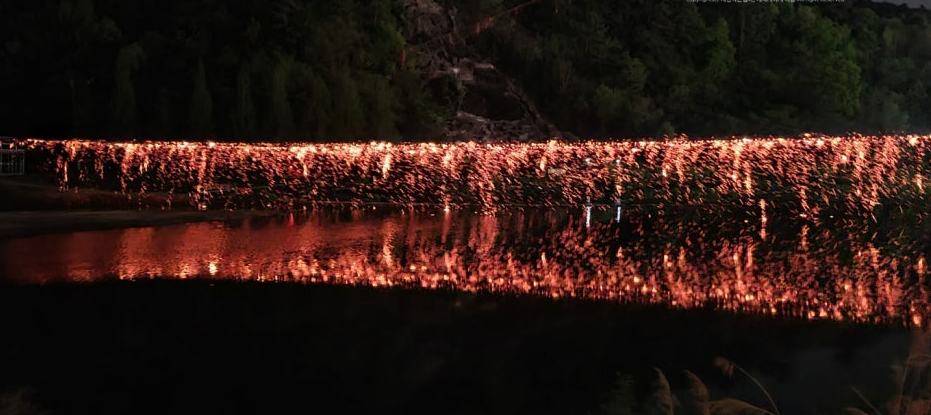 진천군은 19일부터 이틀간 백곡면 사송리 463번지 진천 숯산업클러스터 일원에서 ‘백곡 참숯 마실축제’를 개최한다고 밝혔다. 사진은 진천농다리 축제당시 낙화놀이 장면