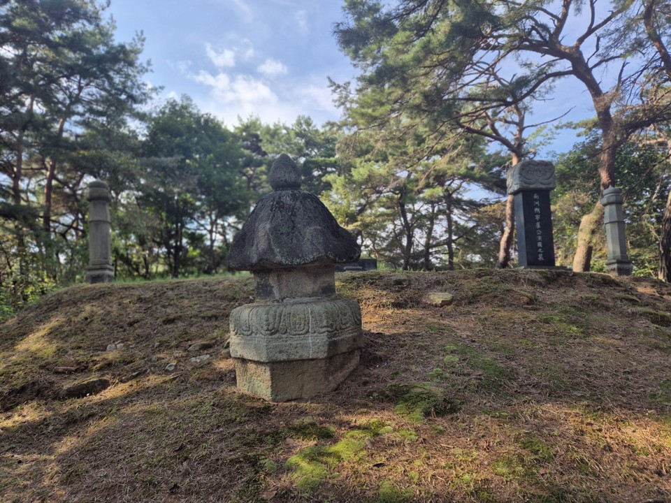 최연국 무덤 아래서 바라본 모습. 무덤과 함께  사람 키만한 최연국의 묘비가 설치돼 있다. (사진=김남균 기자)