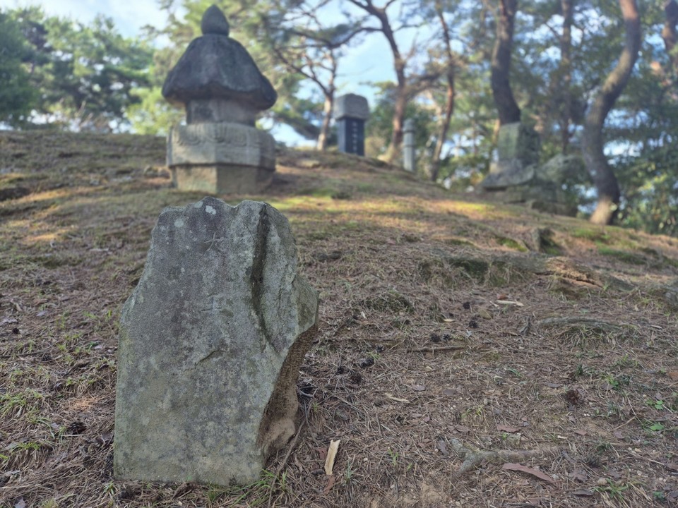 조각난 단통 태실 태비석 (사진=김남균 기자)