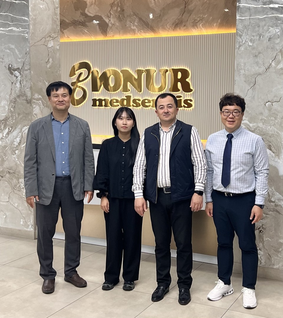 사진 왼쪽부터 박진희 충북도청 주무관, 딜쇼드 ZARMED병원장, 손태장 하나병원 원무부장.