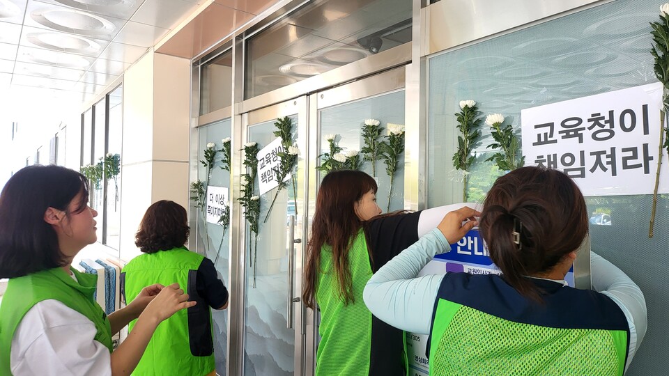 경찰이 70대 경비노동자가 학교 철제 교문에 깔려 숨지는 사고가 발생한 청주 A고등학교장 4명을 불구속 송치한 가운데, 중대재해처벌법 적용 여부에 관심이 쏠리고 있다.