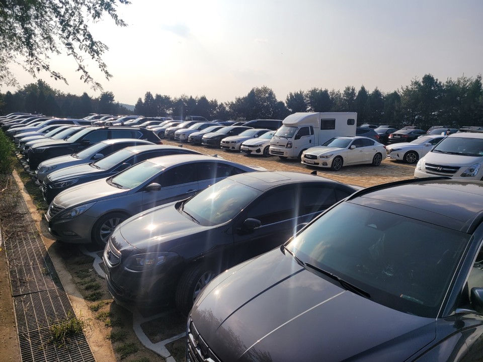 감사원은 충북도가 청남대에 조성한 잔디광장을 관계기간의 허가를 받지 않고, 불법으로 주차장 용도로 사용했다고 밝혔다. 사진은 충북도가 조성한 청남대 잔디과장