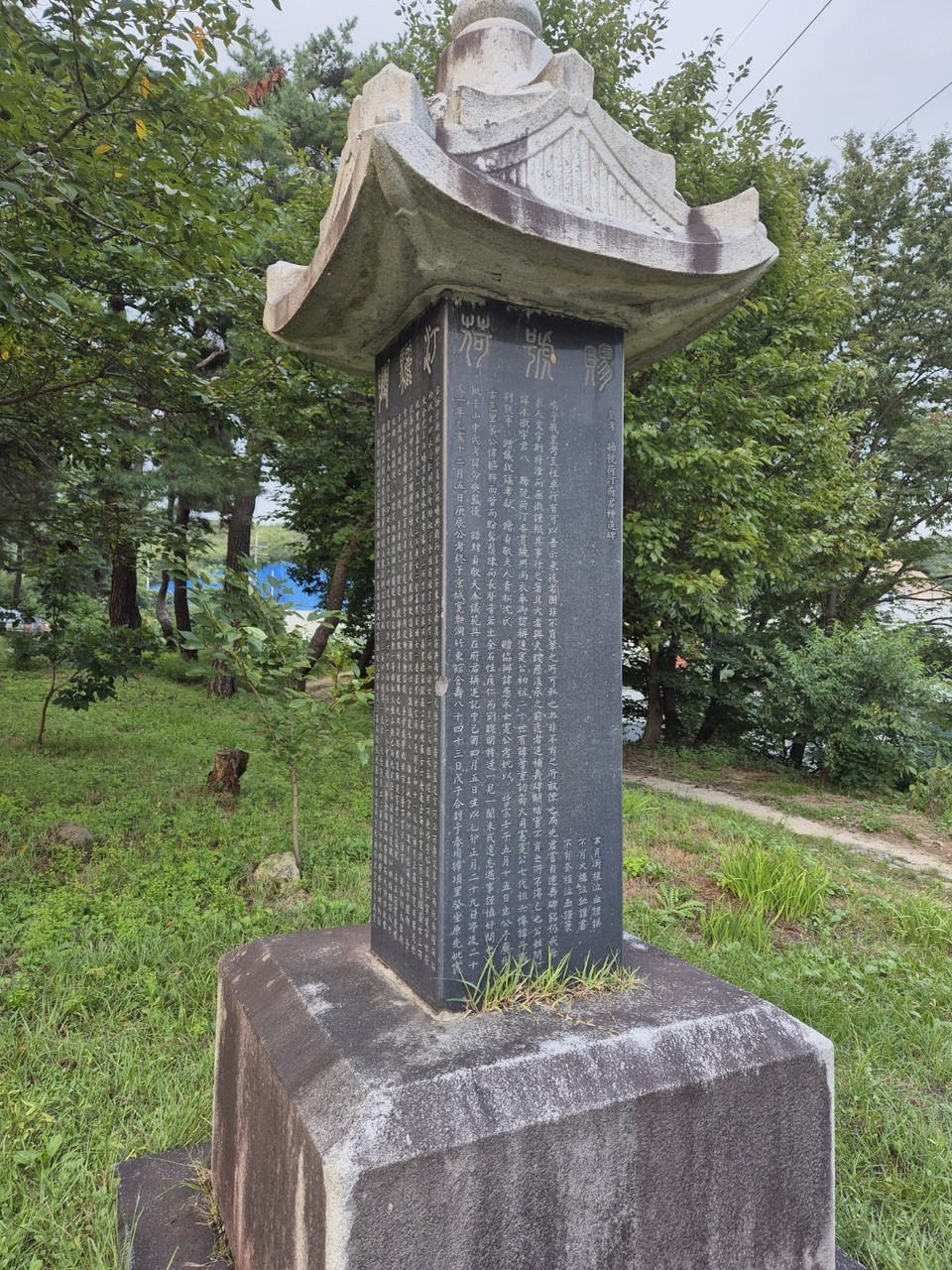 강원도 춘천식시 동면 장학리 민영휘 무덤입구에 세워진 신도비